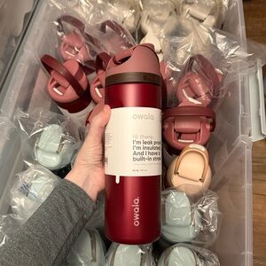 ♥️ Owala FreeSip 24oz Metallic Red “Poinsettia” - NWT - Rare Collector Bottle